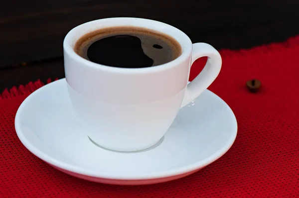 Uma Xícara Café Guardanapo Vermelho Velho Fundo Madeira Comida Uma — Fotografia de Stock