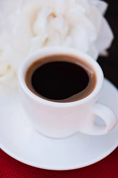 Uma Xícara Café Guardanapo Vermelho Velho Fundo Madeira Comida Uma — Fotografia de Stock