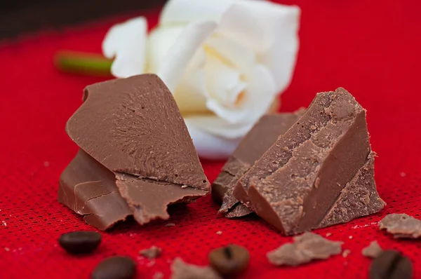 Chocolate Rosas Flores Guardanapo Vermelho Velho Fundo Madeira — Fotografia de Stock