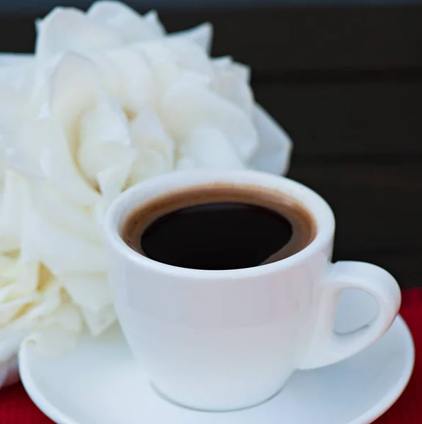 Een Kopje Koffie Een Rode Servet Een Oude Houten Achtergrond — Stockfoto