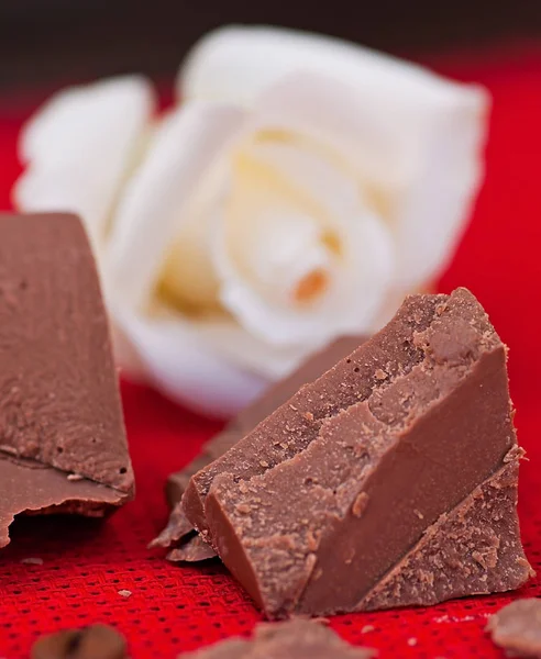 Cioccolato Rose Fiorite Tovagliolo Rosso Vecchio Sfondo Legno — Foto Stock