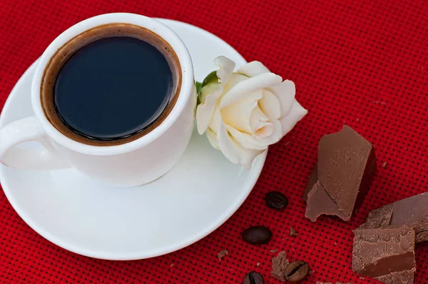 古い木製の背景 食品上の赤いナプキンにコーヒーのカップは 温かい飲み物です — ストック写真