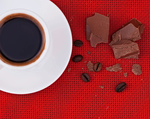 一杯咖啡放在一张红色餐巾上 在旧的木质背景下 食物是一杯热饮 — 图库照片