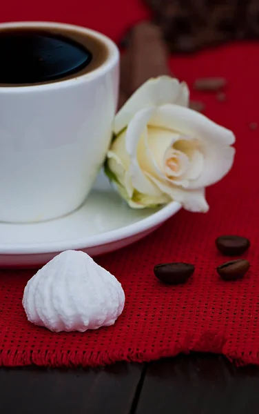 Una Taza Café Una Servilleta Roja Sobre Viejo Fondo Madera —  Fotos de Stock