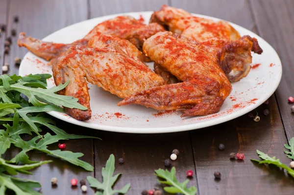 Alitas Pollo Horno Sobre Viejo Fondo Madera Alimentos Naturales Cocinados —  Fotos de Stock