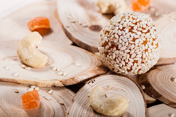甘いお菓子は乾燥アプリコットとカシュー ナッツ 東からのお菓子です フィットネス食品 — ストック写真