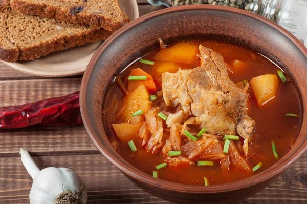 Traditioneller Ukrainischer Borschtsch Mit Fleisch Rand Einer Braunen Tonschale Auf — Stockfoto