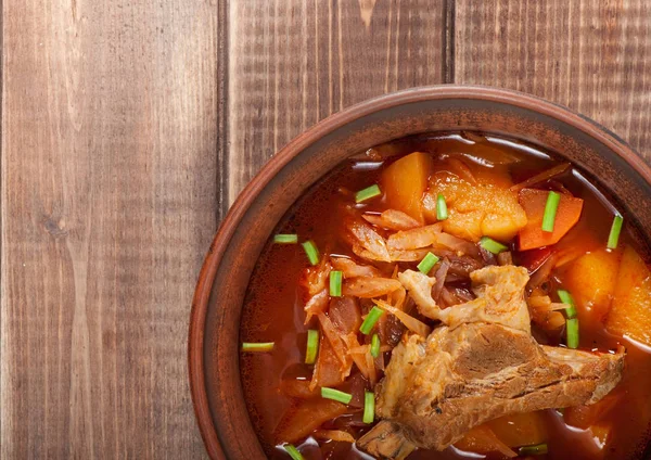 Traditionele Oekraïense Borsch Met Vlees Aan Rand Een Bruin Klei — Stockfoto