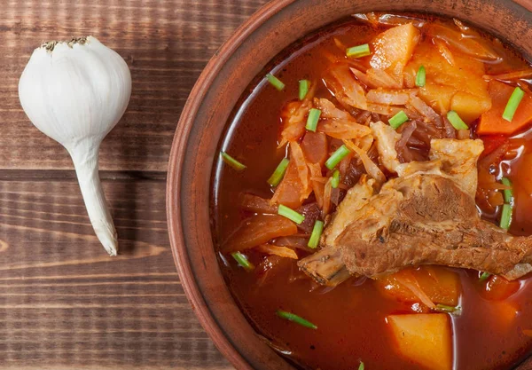 Borsch Tradicional Ucraniano Con Carne Borde Tazón Barro Marrón Sobre — Foto de Stock