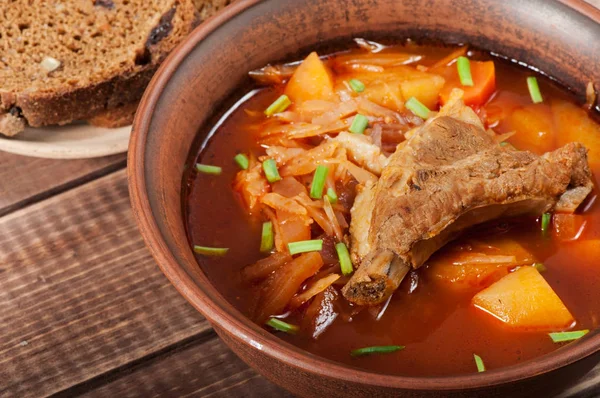 Traditionella Ukrainska Borsch Med Kött Kanten Brun Lera Skål Trä — Stockfoto