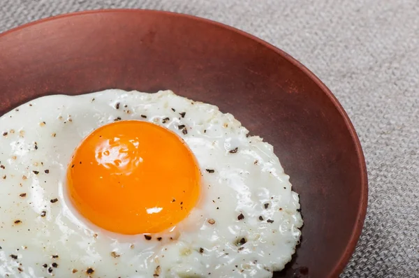 Œuf Frit Dans Une Assiette Argile Nourriture Pour Petit Déjeuner — Photo