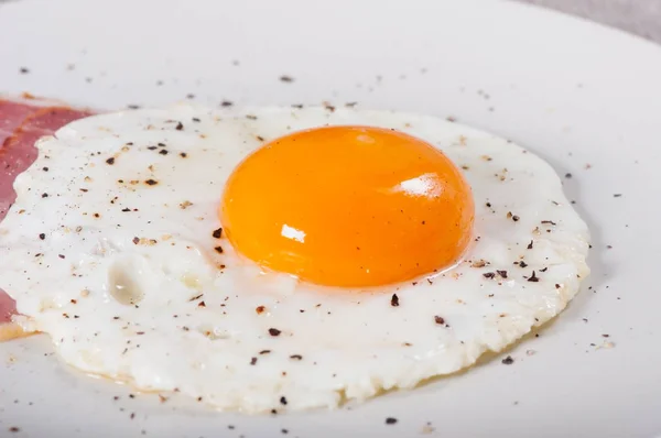 Œuf Frit Bacon Dans Une Assiette Légère Nourriture Pour Petit — Photo