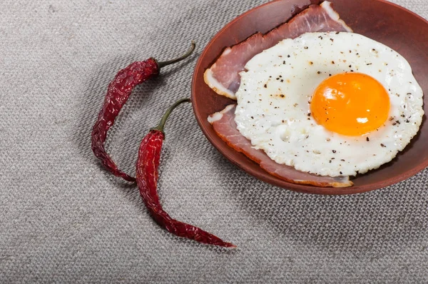 Œuf Frit Dans Une Assiette Argile Nourriture Pour Petit Déjeuner — Photo