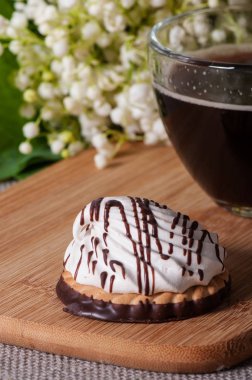 Vadi zambak orman çiçekleri arka planda Marshmallow ve çikolata ile çerezler.