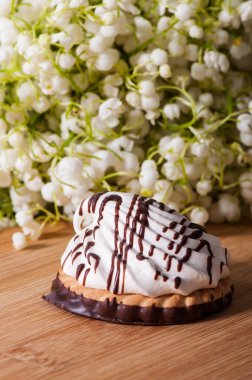 Vadi zambak orman çiçekleri arka planda Marshmallow ve çikolata ile çerezler.