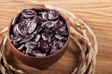 Hafif bir arka planda olgun tahıl fasulyesi.