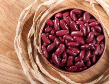 Hafif bir arka planda olgun tahıl fasulyesi.