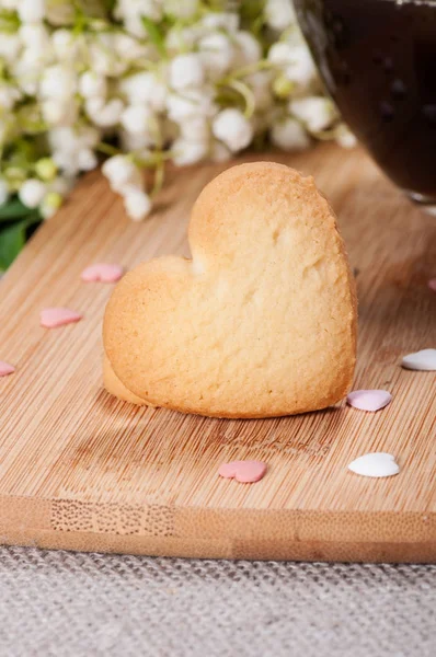 Biscuits Forme Coeur Sur Fond Lis Des Fleurs Forêt Vallée — Photo