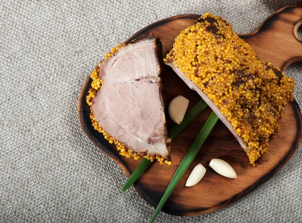 Carne Alla Griglia Con Aglio Vecchio Sfondo Legno — Foto Stock