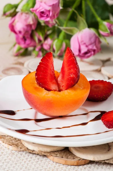 Reife Aprikosen Und Süße Erdbeeren Mit Schokoladensauce Auf Weißem Teller — Stockfoto