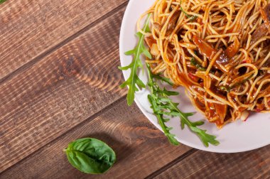 Domates sosu ve baharatlar ile tavuk makarna.