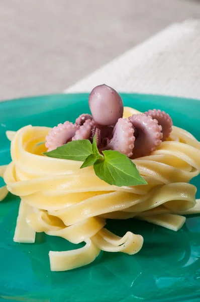 Frutos Mar Massa Fettuccine Com Polvo Decorada Com Manjericão Uma — Fotografia de Stock