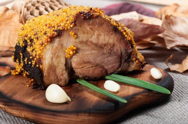 Carne Alla Griglia Con Aglio Vecchio Sfondo Legno — Foto Stock