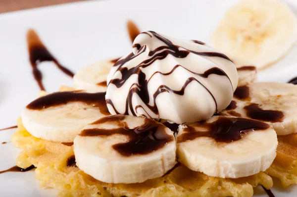 Waffles Doces Com Fatias Banana Derramadas Com Molho Chocolate — Fotografia de Stock