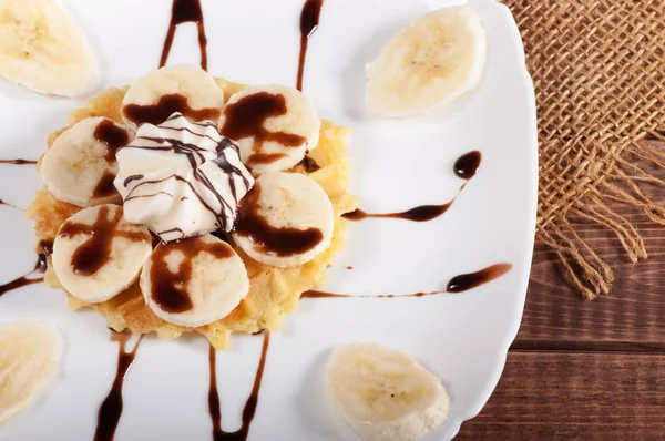 Gofres Dulces Con Rodajas Plátano Servidas Con Salsa Chocolate —  Fotos de Stock