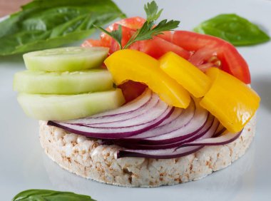 Sebze, domates, salatalık ve tatlı biber ve soğan ile Pirinç kek.