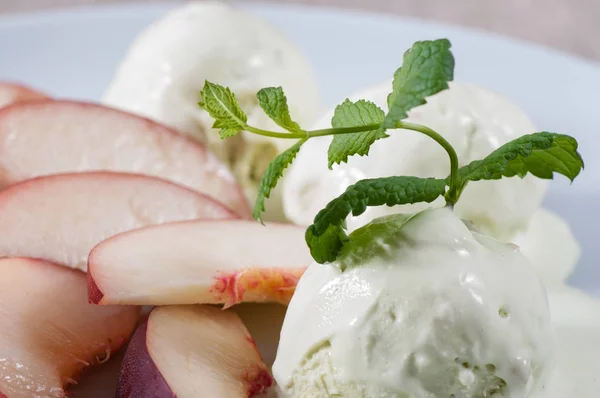 Helado Con Una Ramita Menta Fruta Nectarina — Foto de Stock