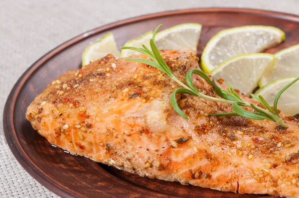 Gegrillter Lachs Mit Gewürzen Zitrone Und Rosmarin Auf Einem Tonteller — Stockfoto