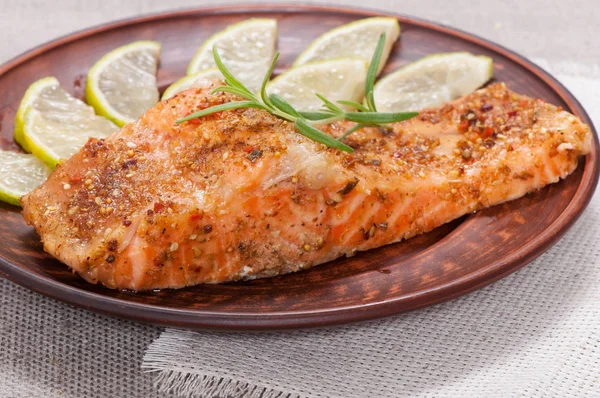 Gegrillter Lachs Mit Gewürzen Zitrone Und Rosmarin Auf Einem Tonteller — Stockfoto