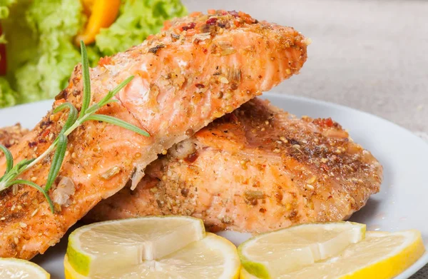 Salmone Alla Griglia Con Spezie Limone Basilico Piatto Leggero — Foto Stock