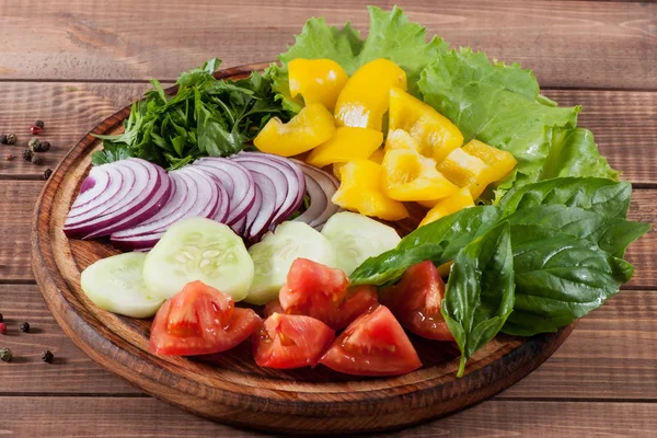 Insalata Verdi Pomodori Cetrioli Cipolle Pepe Dolci Uno Sfondo Legno — Foto Stock