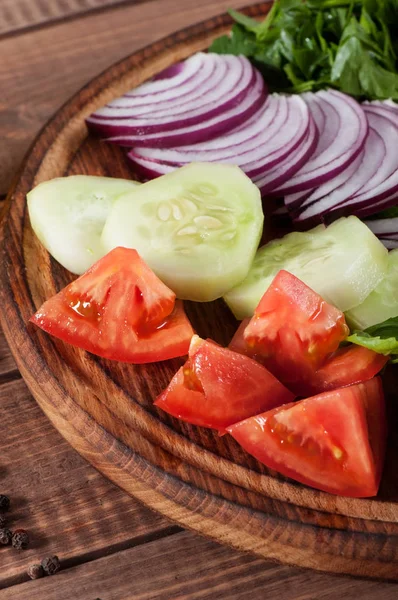 Insalata Verdi Pomodori Cetrioli Cipolle Uno Sfondo Legno — Foto Stock