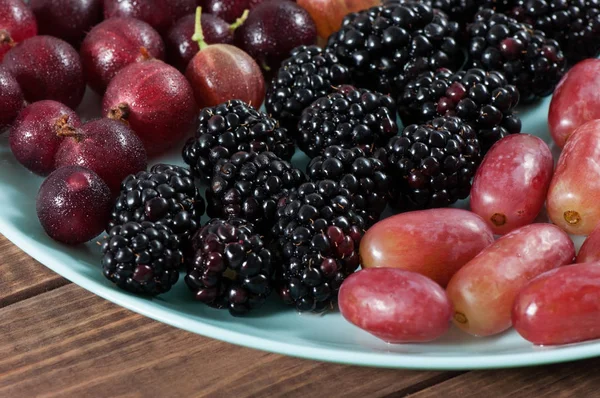 Rijpe Zoete Blackberry Vruchten Druiven Kruisbessen Een Lichte Plaat — Stockfoto