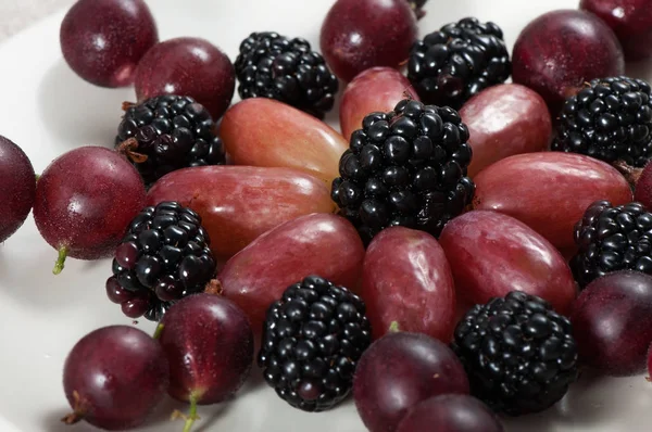 Verse Zoete Vruchten Druiven Bramen Kruisbessen Een Lichte Plaat — Stockfoto