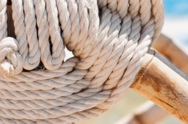Bambu üzerinde deniz düğümü ve doğal arka plan.