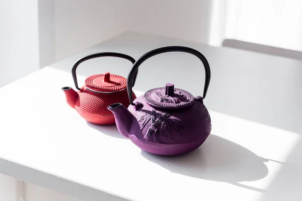 Sabah beyaz bir masada iki dökme demir çaydanlık duruyor.