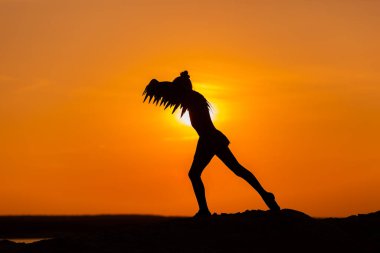 Gün batımı ya da gündoğumu arkaplan ve kopyalama alanı olan kız dansçı silueti. 