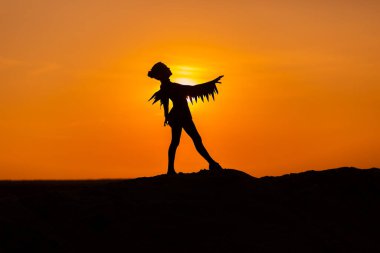 Gün batımı ya da gündoğumu arkaplan ve kopyalama alanı olan kız dansçı silueti. 