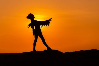 Gün batımı ya da gündoğumu arkaplan ve kopyalama alanı olan kız dansçı silueti. 