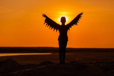 Gün batımı ya da gündoğumu arkaplan ve kopyalama alanı olan kız dansçı silueti. 