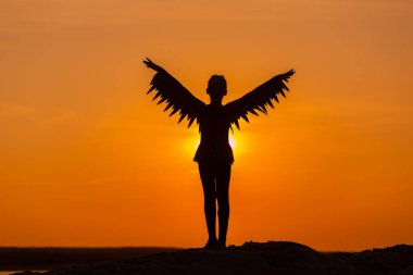 Gün batımı ya da gündoğumu arkaplan ve kopyalama alanı olan kız dansçı silueti. 