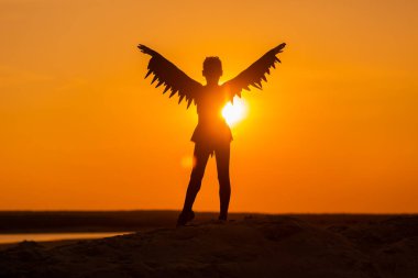 Gün batımı ya da gündoğumu arkaplan ve kopyalama alanı olan kız dansçı silueti. 