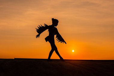 Gün batımı ya da gündoğumu arkaplan ve kopyalama alanı olan kız dansçı silueti. 