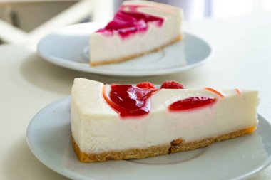 Cheescake dekorasyonla birkaç parçaya bölünmüş.