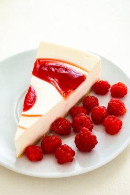 Cheescake dekorasyonla birkaç parçaya bölünmüş.