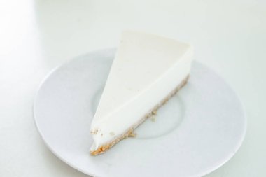 Cheescake dekorasyonla birkaç parçaya bölünmüş.
